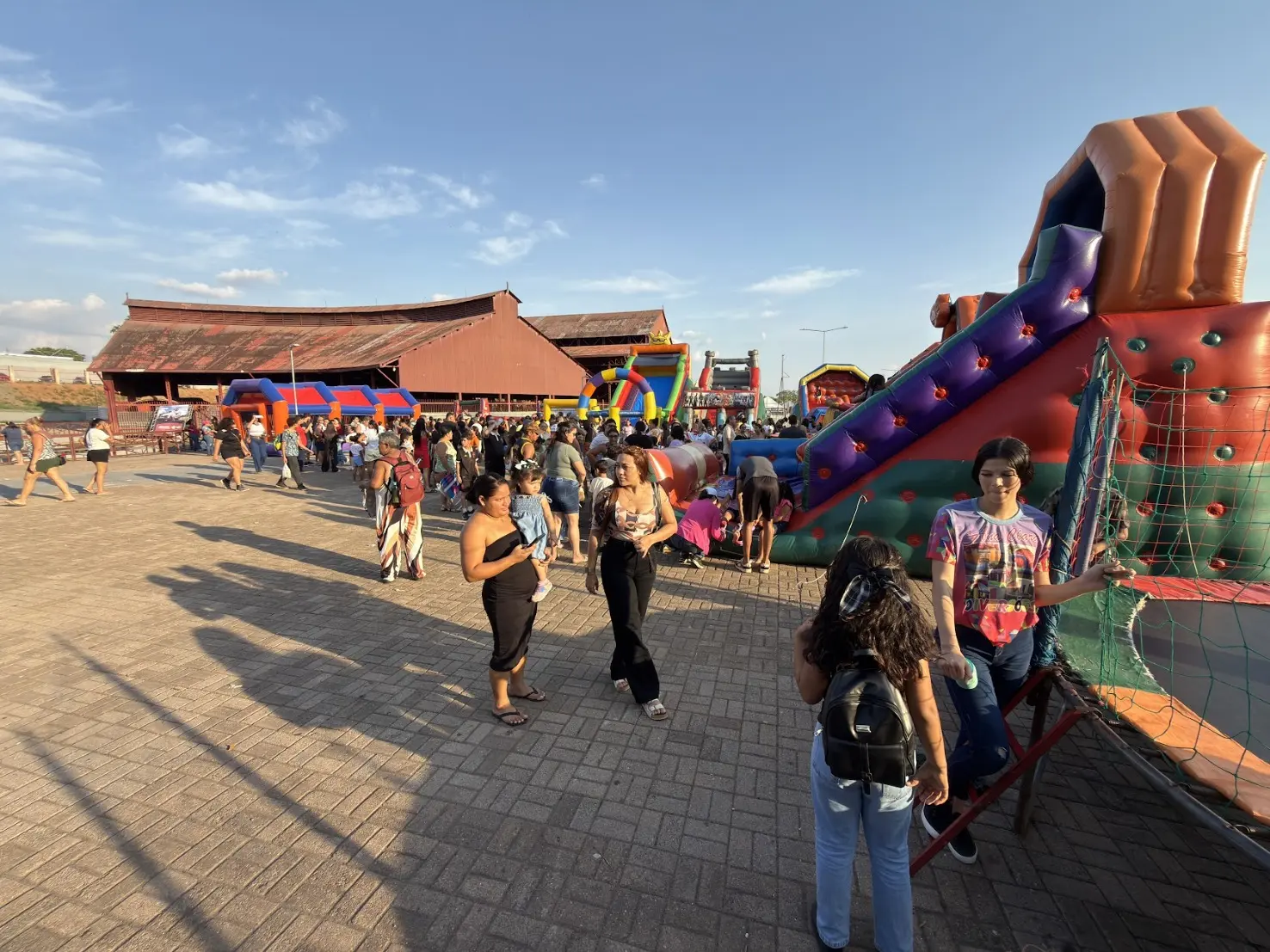 Parque de infláveis transforma aniversário de Porto Velho em dia de alegria para as crianças