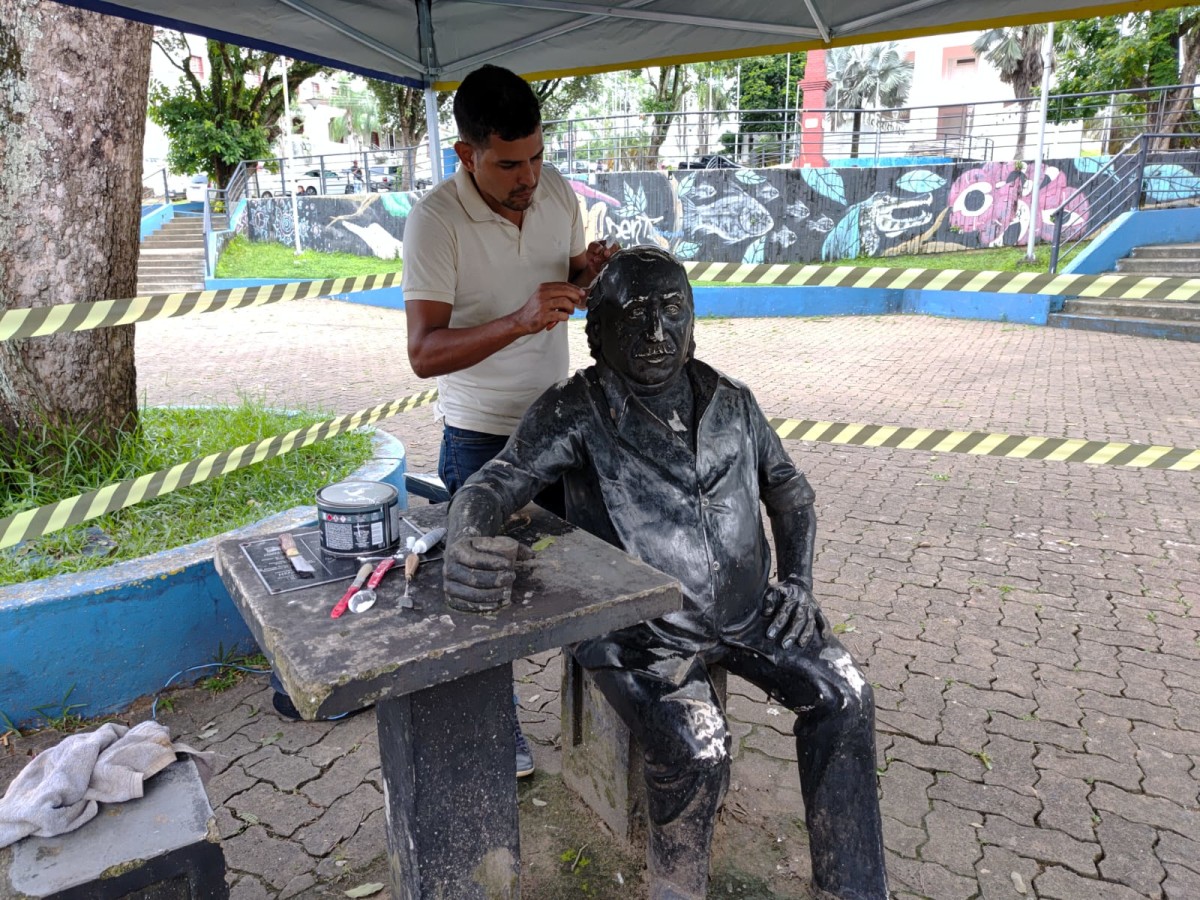Estátua em homenagem a Manelão, fundador da Banda do Vai Quem Quer, é revitalizada