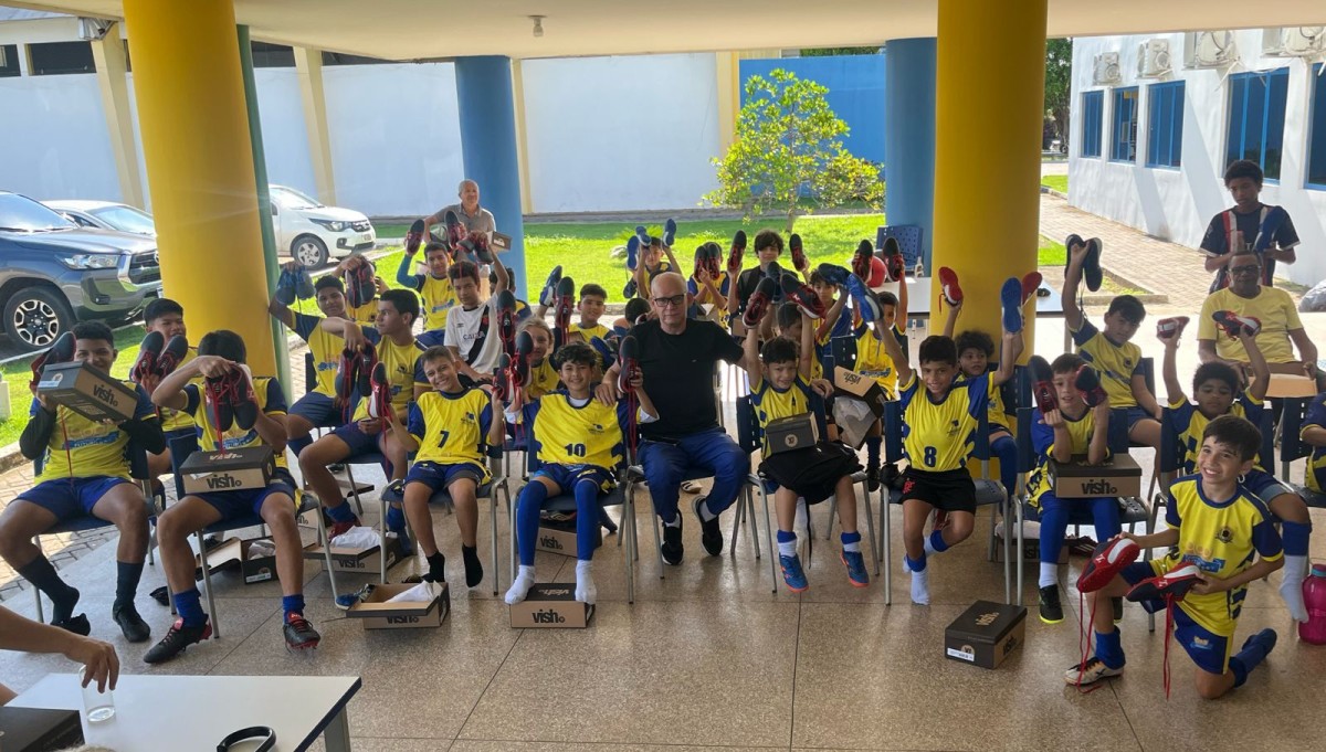Prefeitura entrega chuteiras para alunos do Programa Construindo Campeões