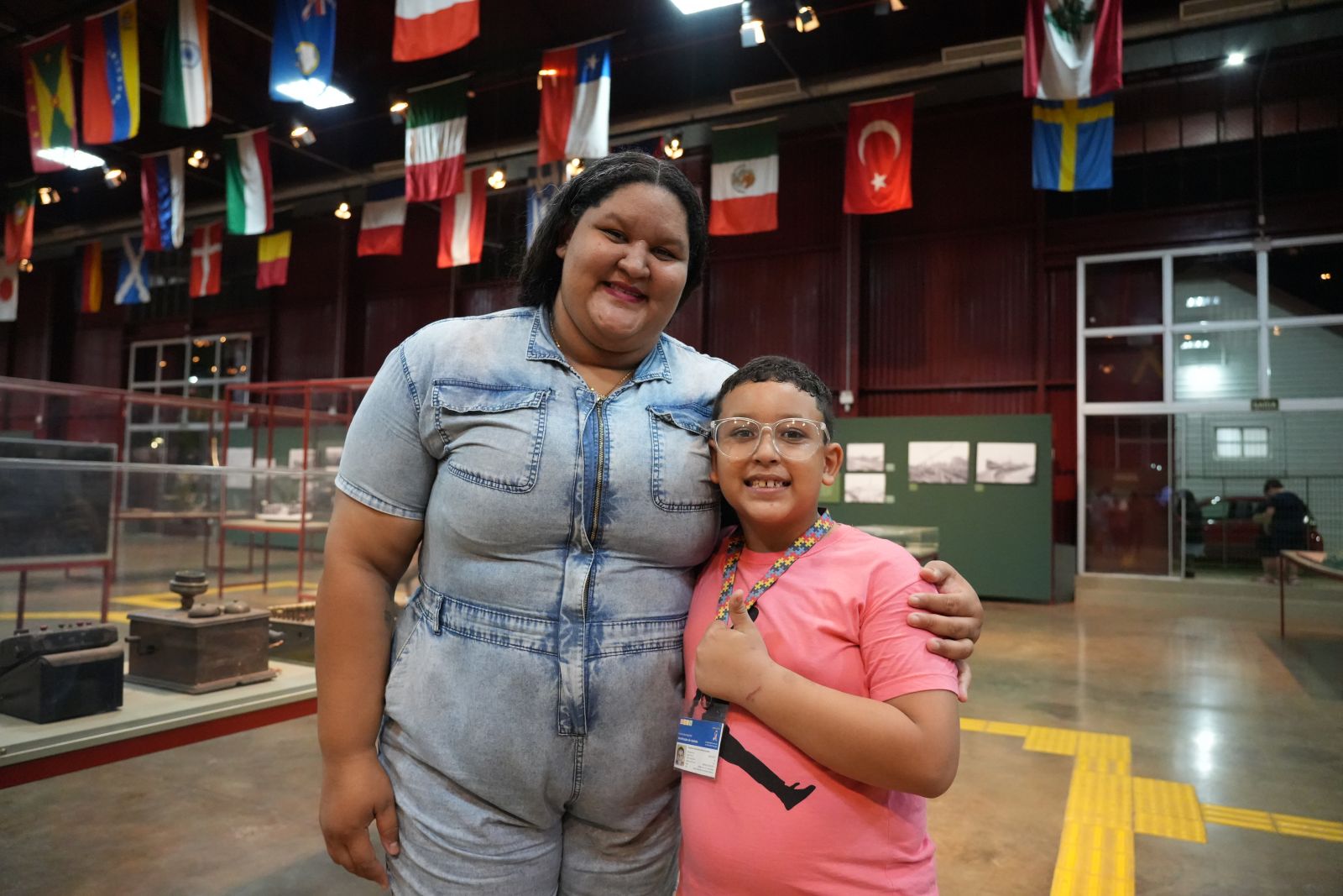 A cuidadora Adriele Juliane Martins, e o filho Nathan, de 8 anos, aproveitaram o evento inclusivo
