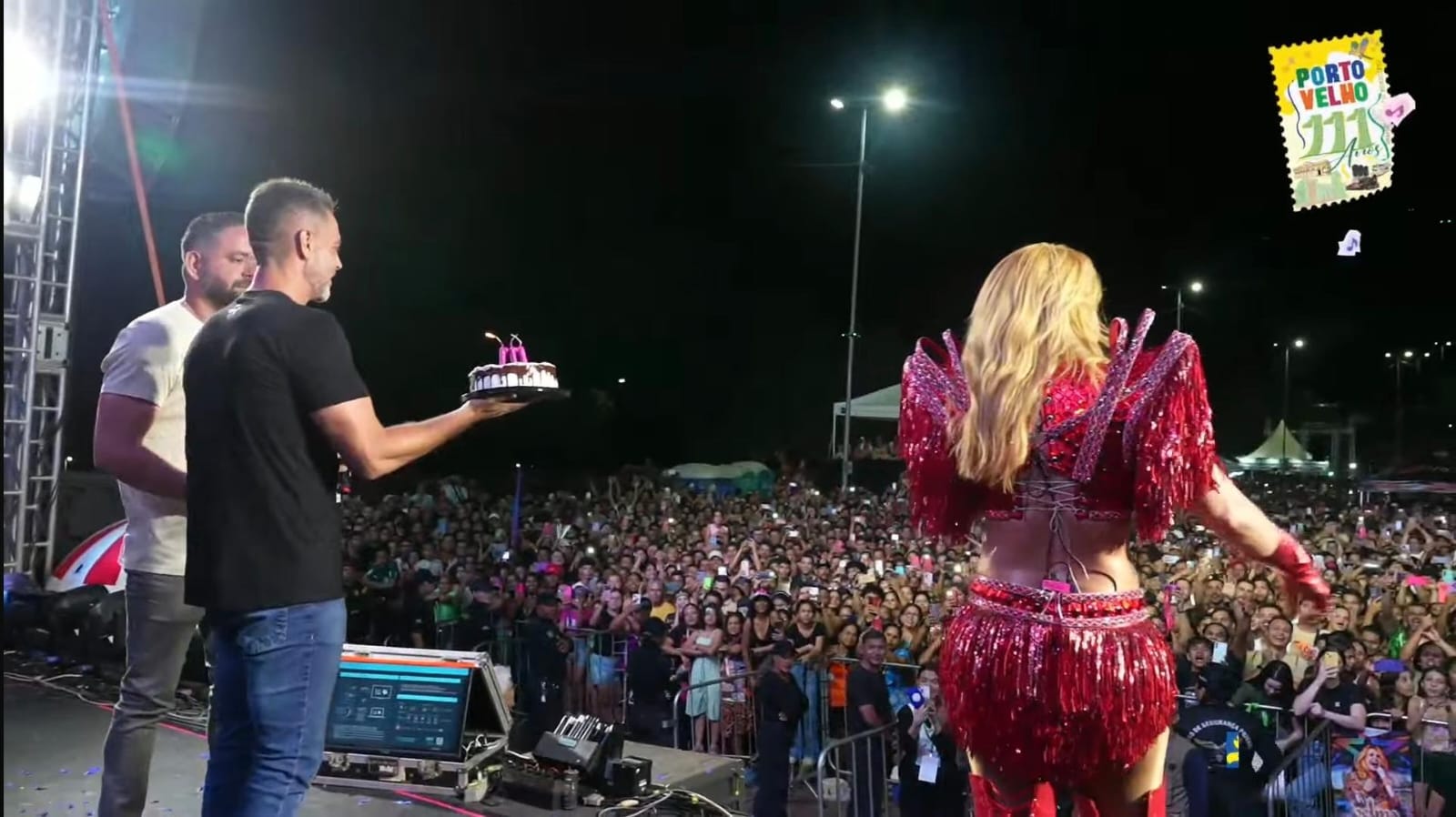 Ao lado do prefeito, Joelma cantou parabéns para&nbsp;Porto&nbsp;Velho