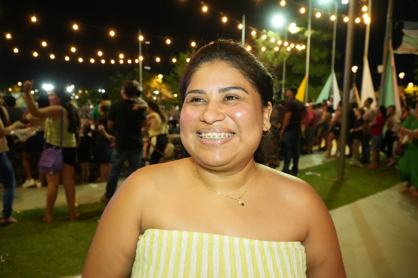  Stephany Souza chegou cedo, às três da tarde, e viu de perto a alegria dos filhos