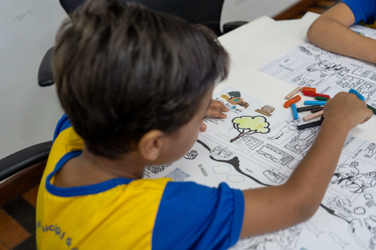 As crianças tiveram um momento para colorir e assistir ao vídeo "Porto Velho para Crianças"